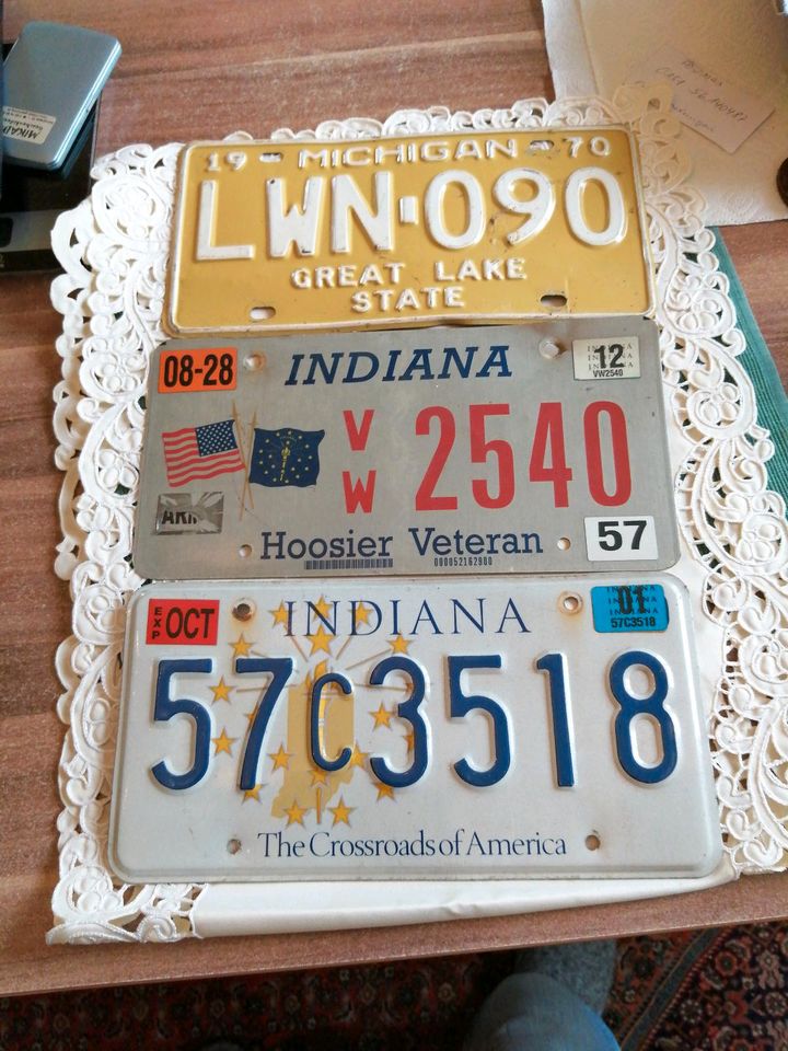 Alte Autokennzeichen aus Amerika in Wittlich