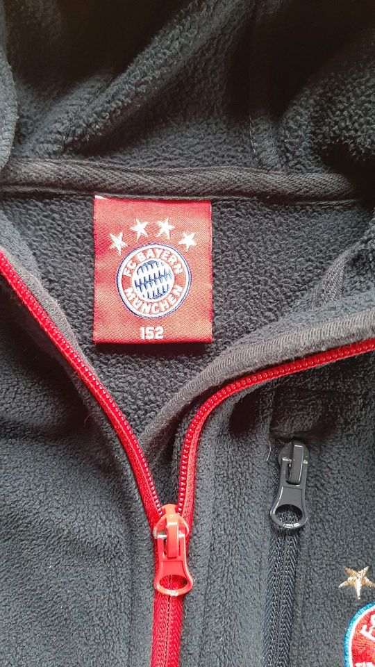 FC Bayern München Fleecejacke Grösse 152 sehr gut erhalten in Bernau am Chiemsee