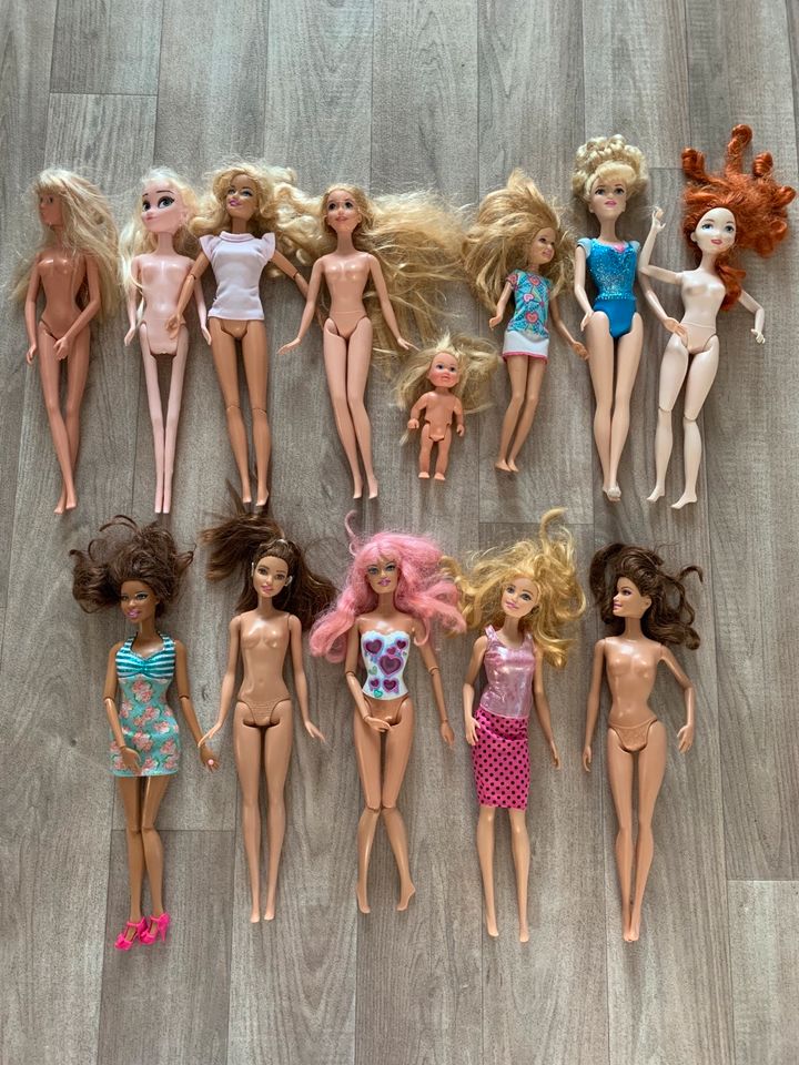 14teiliges Set Barbies und Puppen für 20€ in Arnstadt