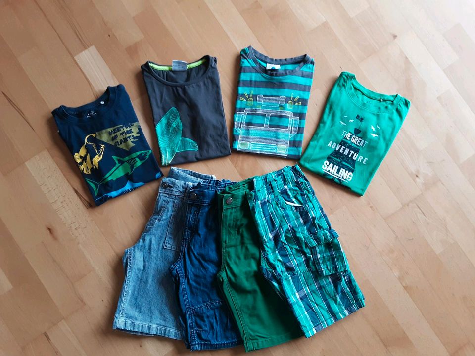 Kleiderpaket Größe 128 T-Shirts Shorts Jeans NEUWERTIG in Nordwalde