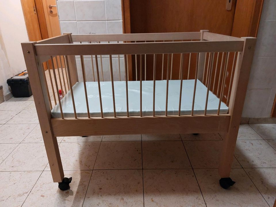 Babybett mit Rädern aus Holz in Salmtal