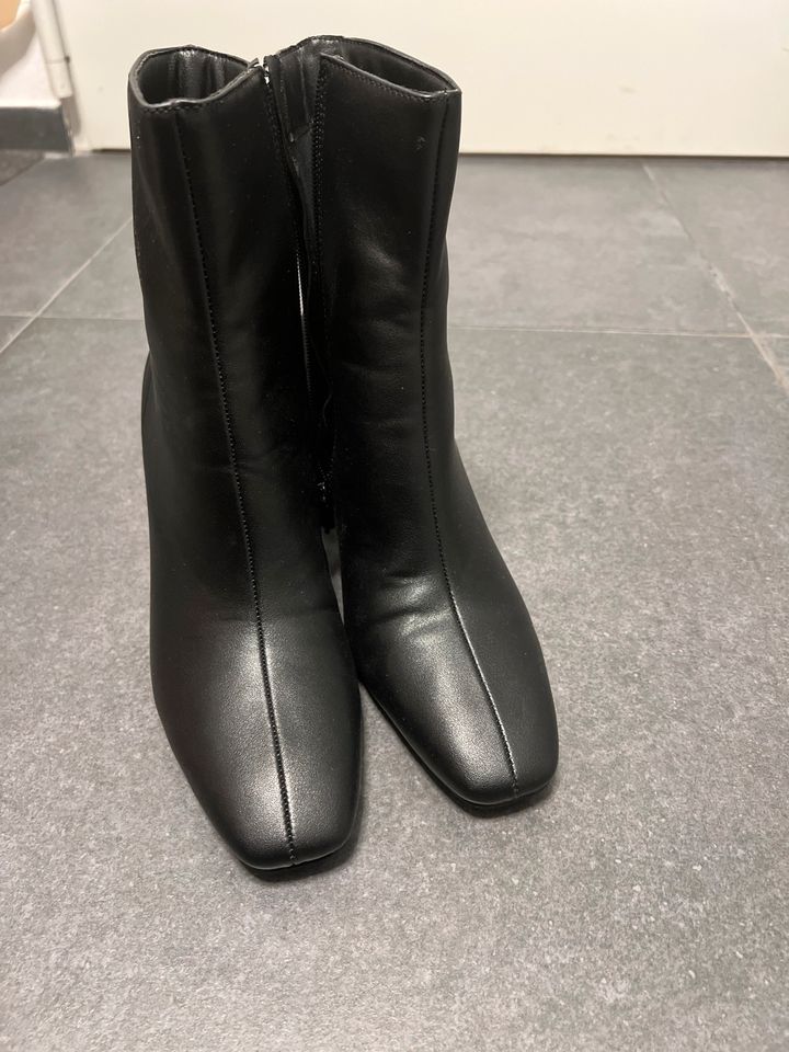 Stiefeletten schwarz, Gr, 39, reserved in Schiffdorf