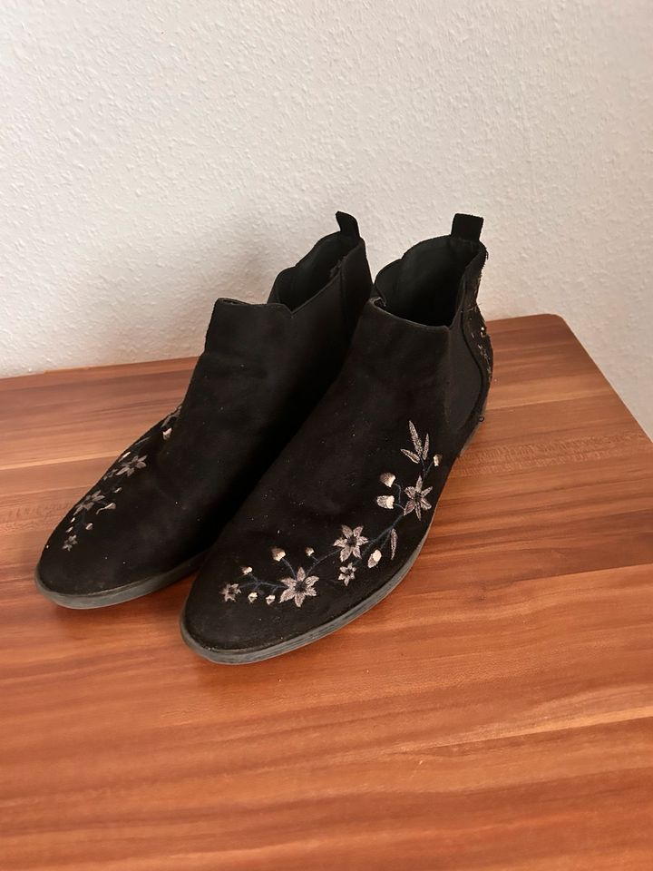 Schwarze Chelsea Boots mit Blumenstickerei gr.39 Graceland in Wittgert