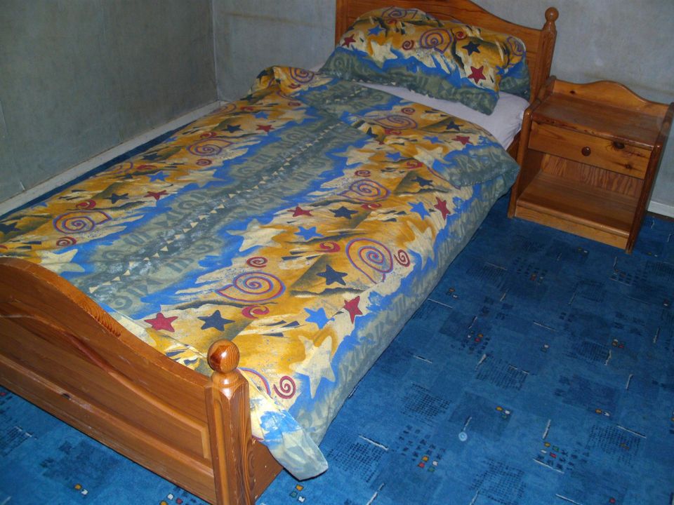 Einzelbett mit Nachtkästchen in Philippsburg