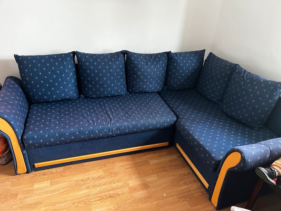 Couch , Sofa mit Schlaf funktioniert zu verschenken in München