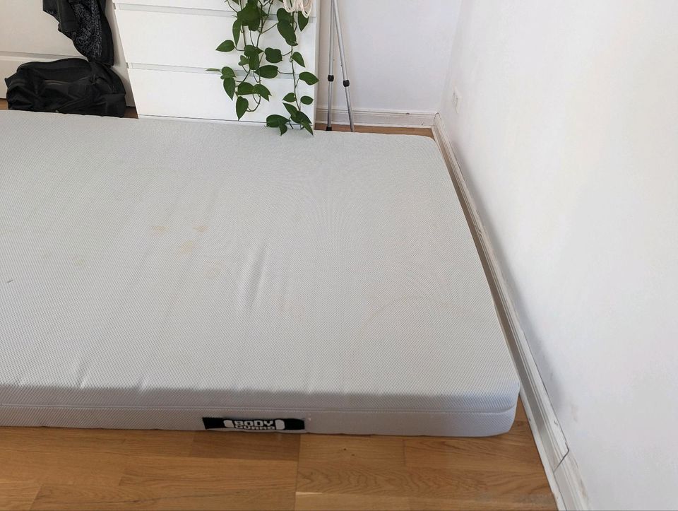 1.4  m mattress (Body Guard) including mattress cover in Berlin