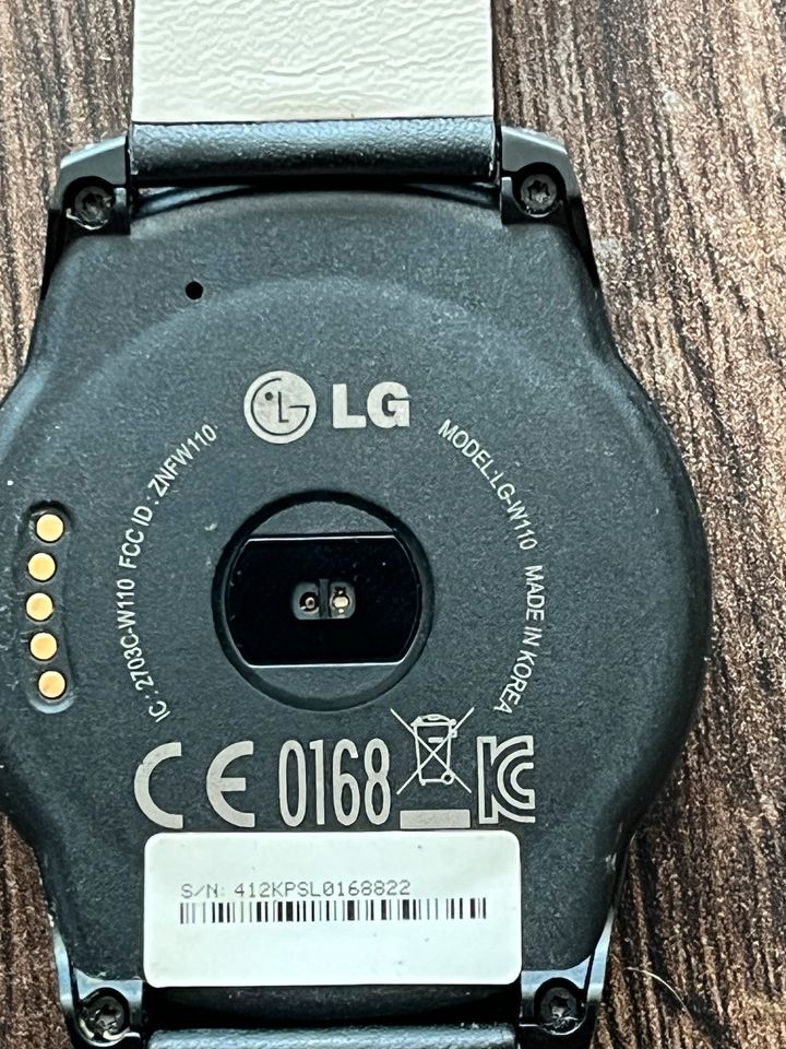 LG-Smartwatch W110 mit Ladestation! in Krempel