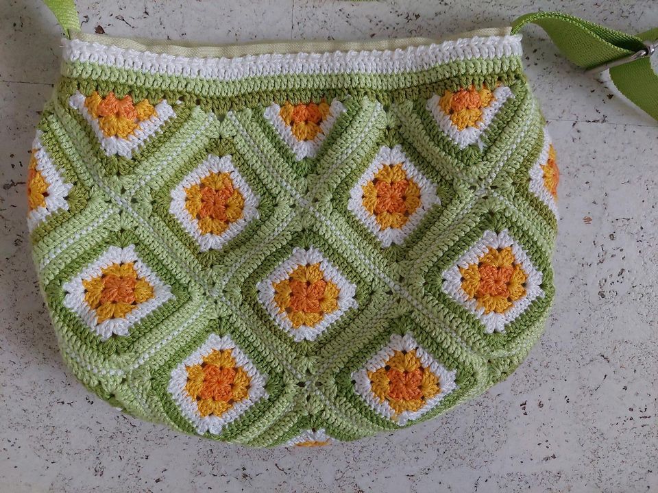 Häkeltasche Granny Square, Innensstoff,breiter Tragegurt handmade in Bardowick