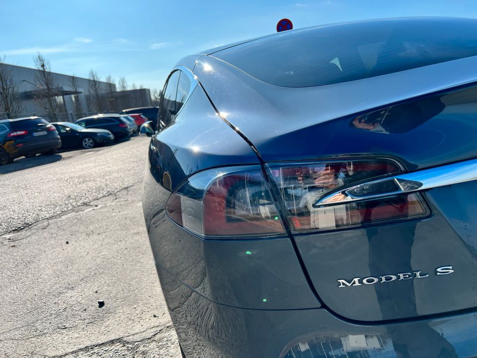 Tesla Model S 75D Free Supercharging in Frankfurt am Main