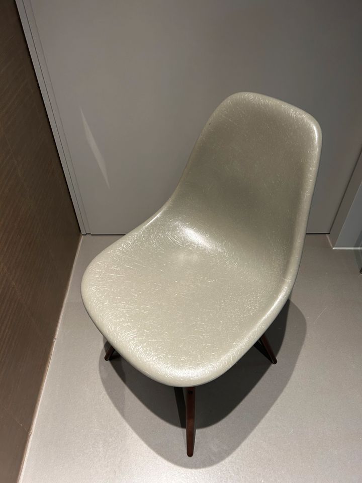 VITRA Eames Fiberglas Side Chair Ausstellungsstück wie Neu in Grünwald