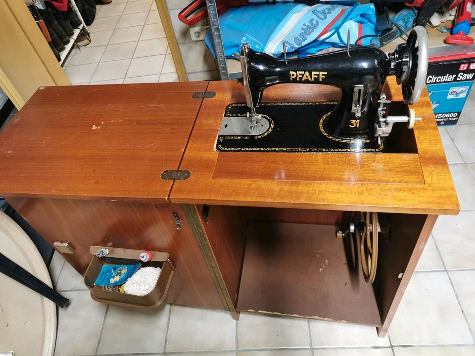 Pfaff 31 Nähmaschine retro mit Schrank in Mindelstetten