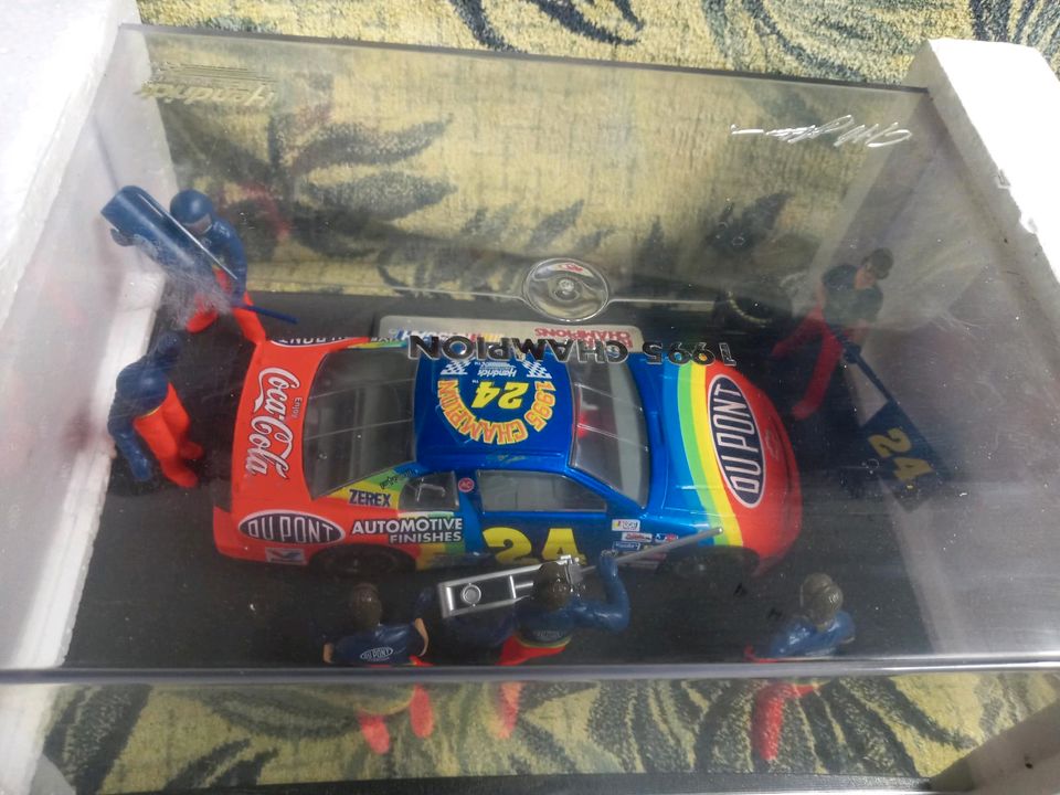 Modellauto 1:24 Pit Stop Show Case Jeff Gordon NASCAR Champion in Frankfurt am Main