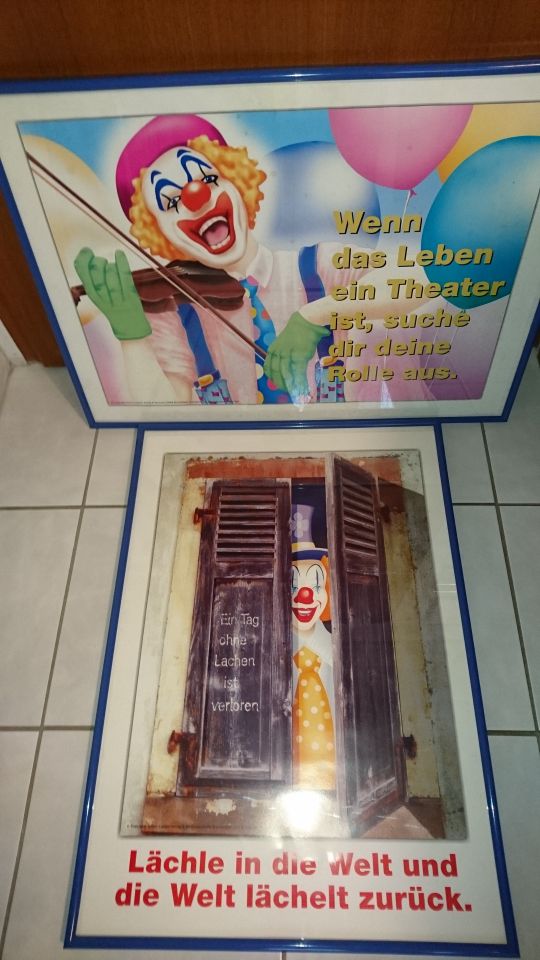 2 Bilder mit Clowns & Weisheiten / weisen Sprüchen 70 x 50 cm in Menden