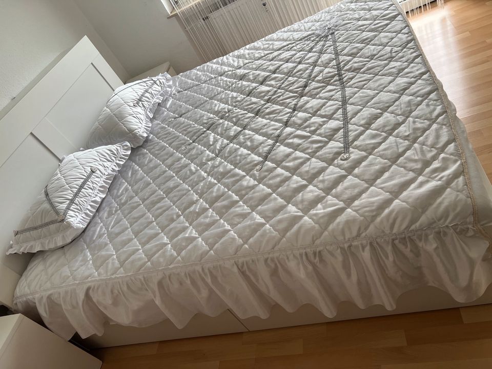 Tagesdecke für Bett 200*200 mit 2 Kissen in Großostheim