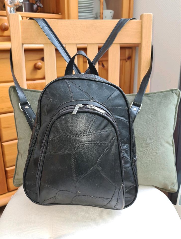 Kleiner vintage Leder Rucksack in Möser