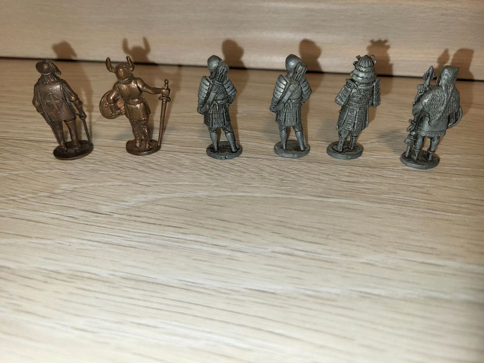 Ü-Ei Figuren Metall Soldat, Wikinger, Römer, Samurai in Holtsee