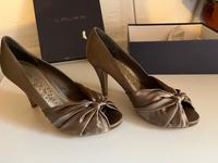 Elegante Damenschuhe, Pumps, Größe 39 goldfarbig Niedersachsen - Drochtersen Vorschau