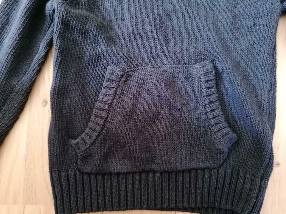 Schicker pullover Jungen Größe 98 strick mit Bauchtasche in Leipzig