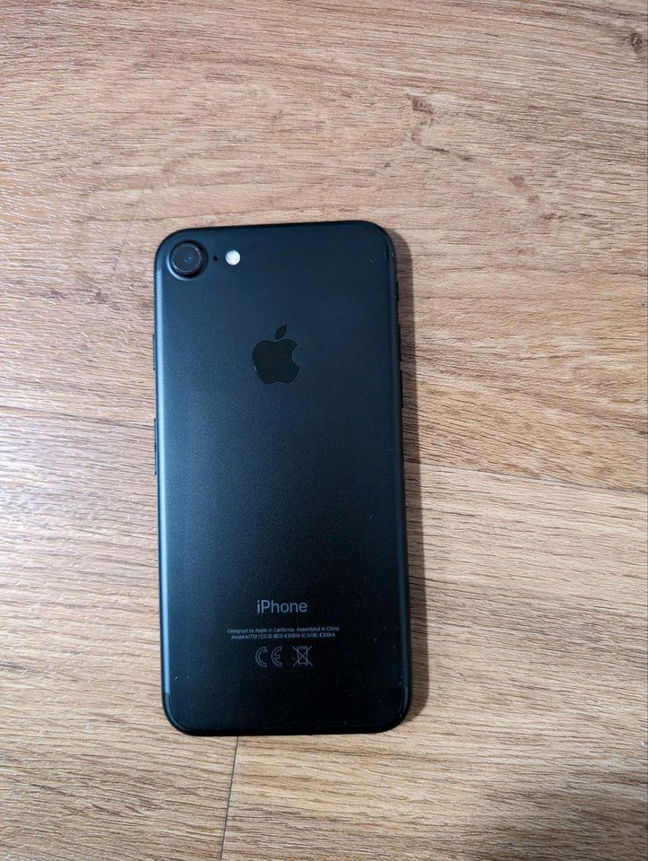 Apple iPhone 7, 128GB, schwarz, Akku 96%, Original in Gerbrunn