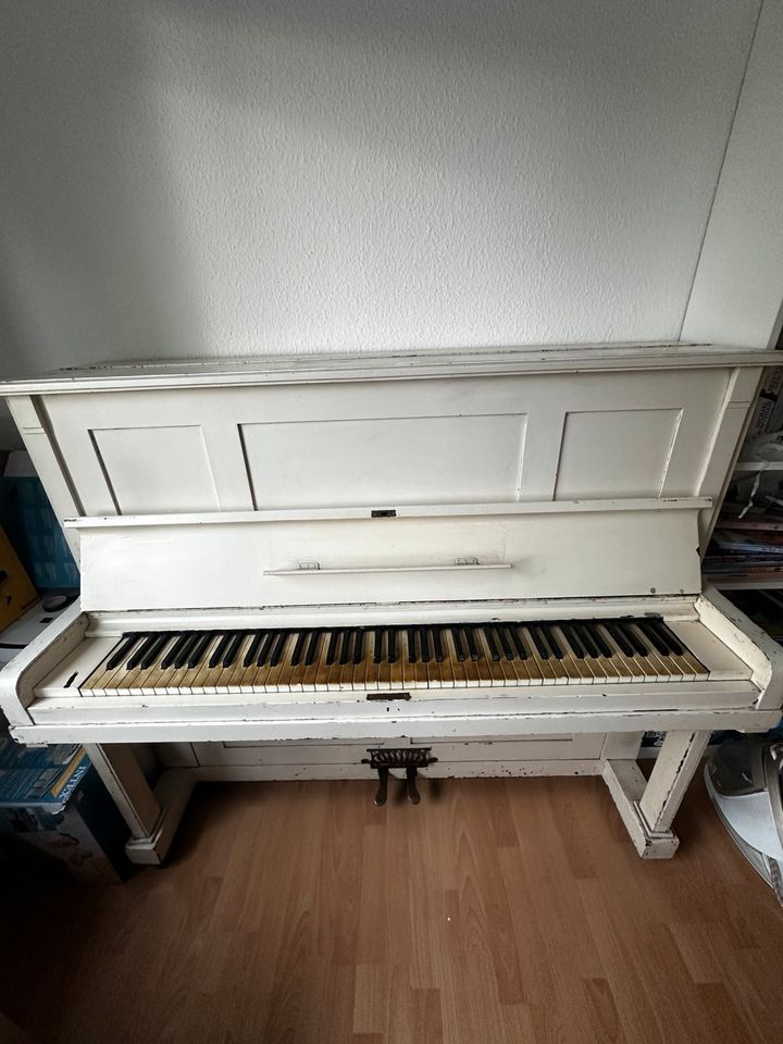 Klavier / Dekoelement / zirka 200 Jahre alt in Soest