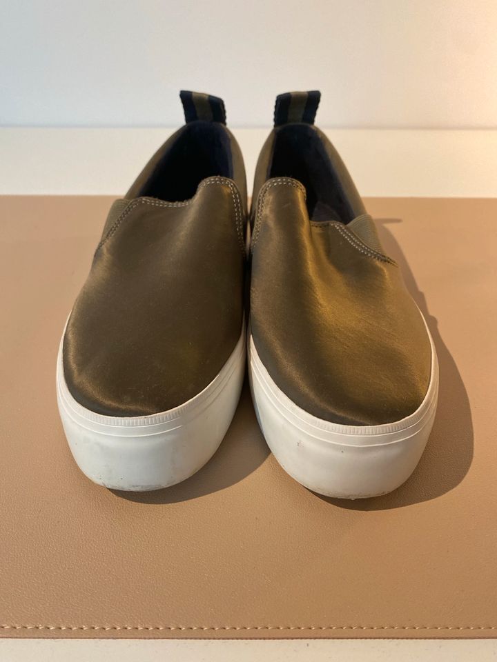 Bershka Damenschuhe „Slipper“ Gr. 40, olivgrün, Satin in Oldenburg