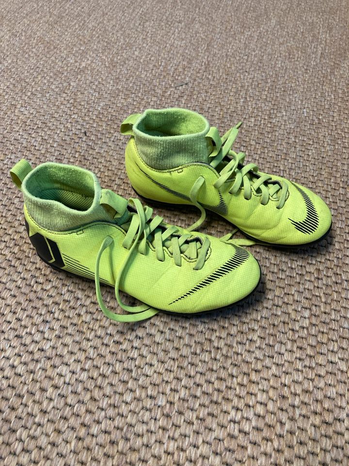 Fußballschuhe Nike Mercurial Gr. 33 in Berlin