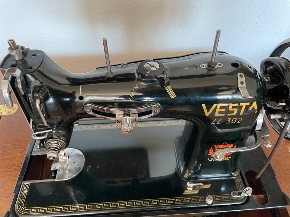 Nähmaschine Vesta ZZ 302 mit Schrank + Zubehörteil und Zubehör in Berlin