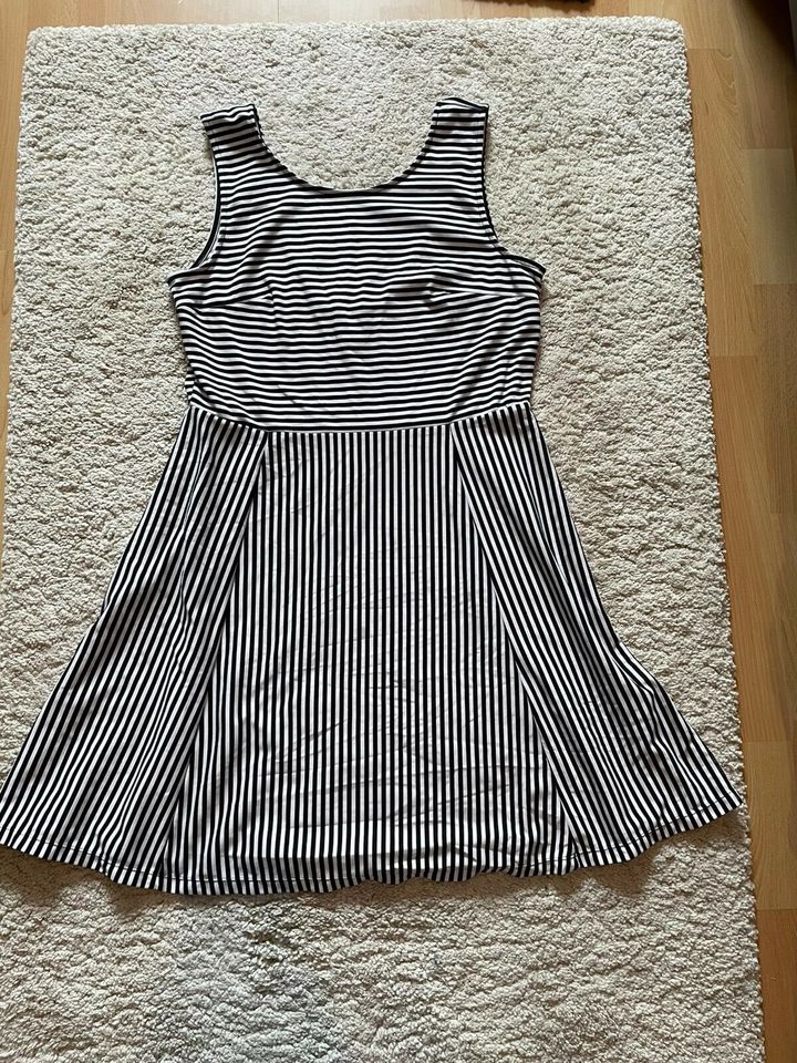 Süßes Kleid H&M Größe L schwarz - weiß. € 4,5 in Alfeld (Leine)