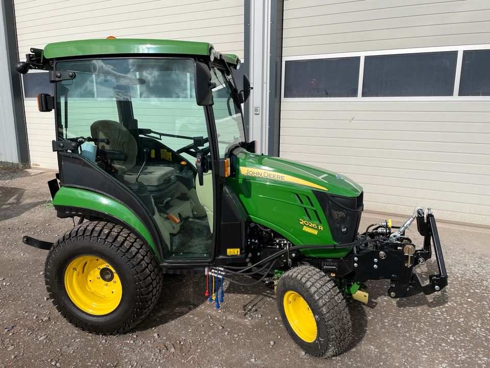 John Deere 2026R Kommunaltraktor - Winterdiensttraktor in Barsinghausen