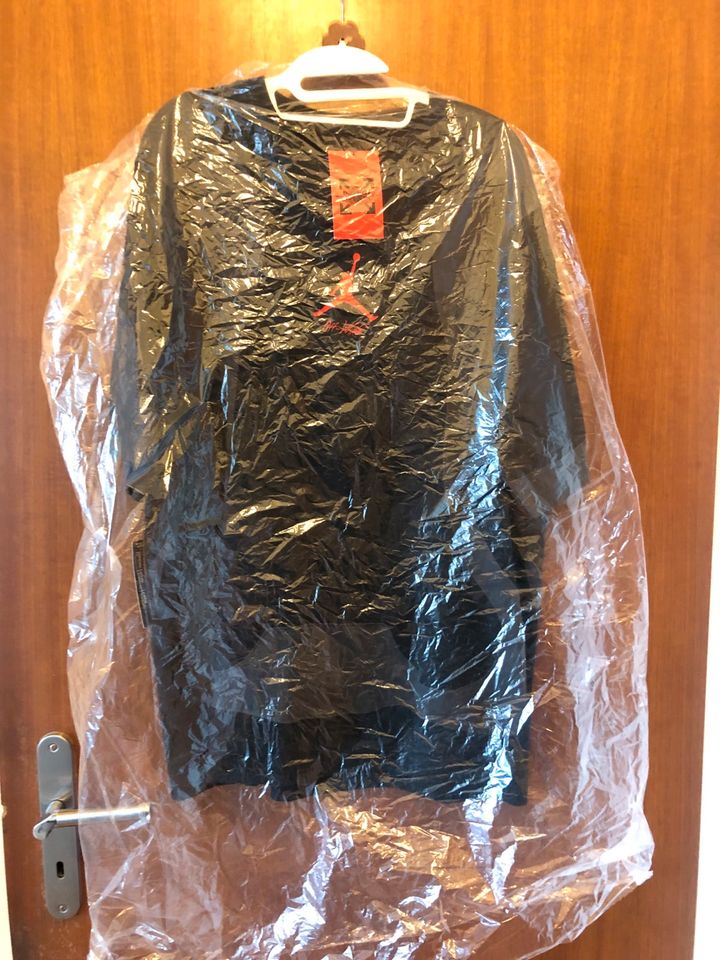 Off-White X Jordan Collab Shirt in XL DSWT in Krefeld