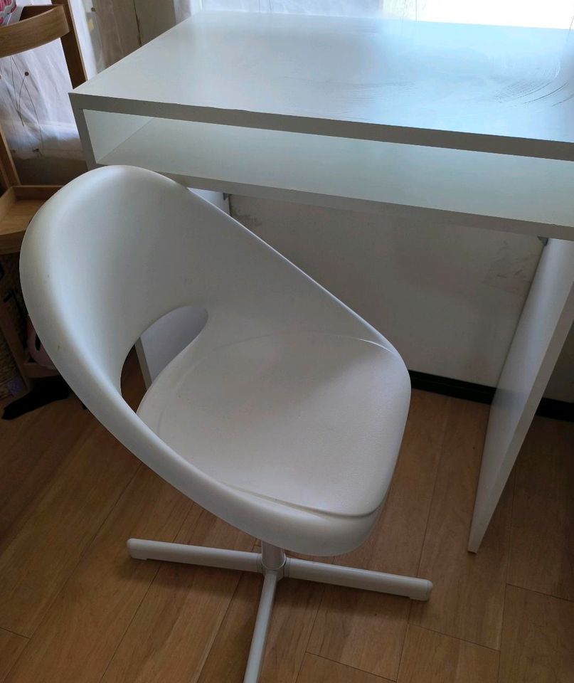 Ikea Schminktisch Schreibtisch  mit Stuhl in Bremen