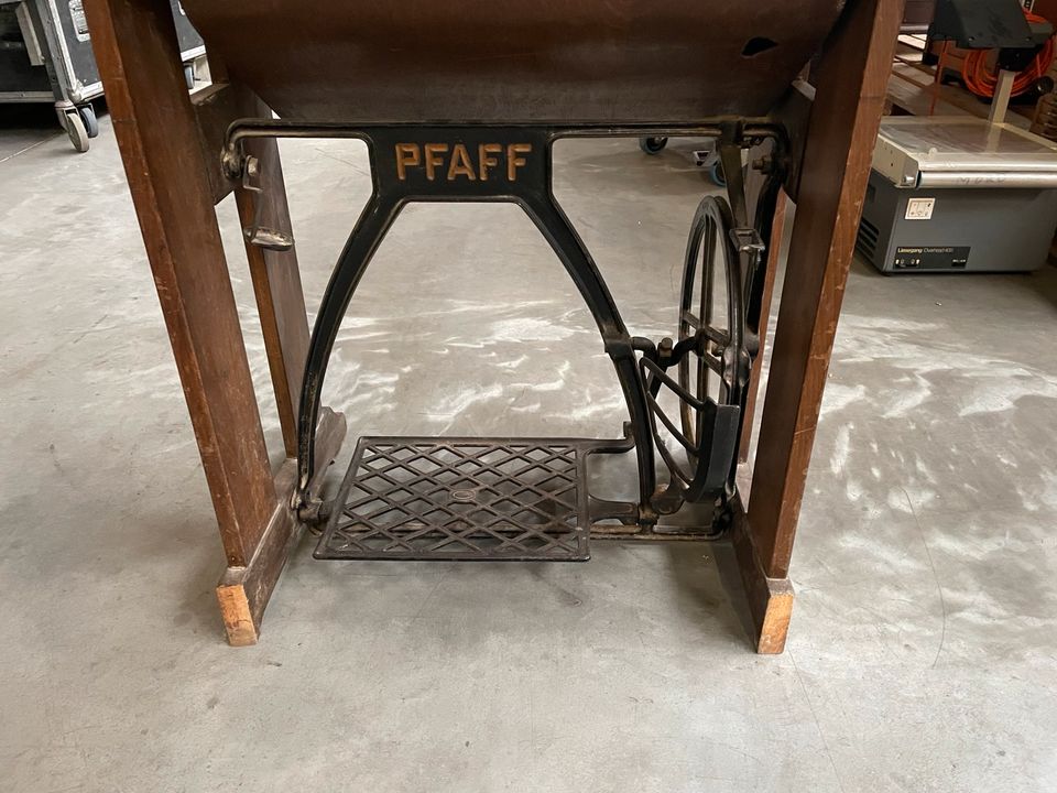 Vintage Pfaff 11 Nähmaschine mit Tisch versenkbar in Ellwangen (Jagst)