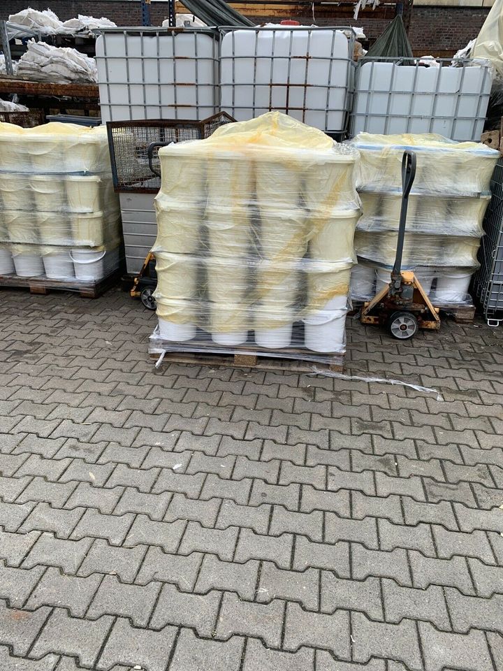 Streusalz Salz Auftausalz im Eimer auf Palette Tausalz  Steinsalz in Mönchengladbach