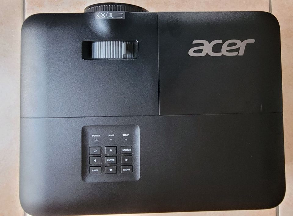 Acer H5385BDi DLP Beamer und ESMART Leinwand in Germering