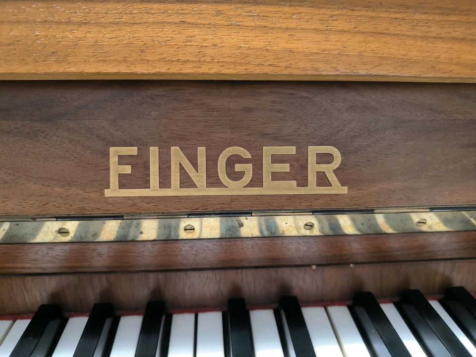 Klavier von der Marke Finger in Hamburg