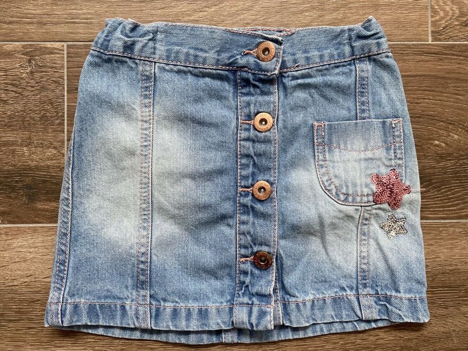 Rock Jeans mit Pailletten-Seesternen und Knopfleiste, Gr. 104 in Stralsund