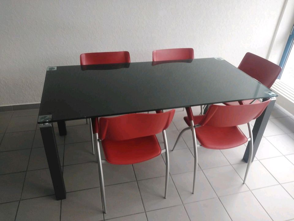 Glastisch mit 5 Stühlen in Wolfsburg