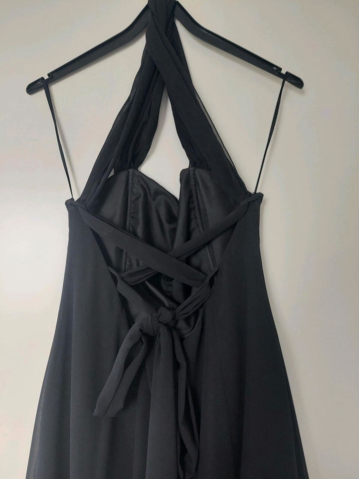 Schwarzes Neckholder-Kleid SWING Größe 38 in Ahrensburg