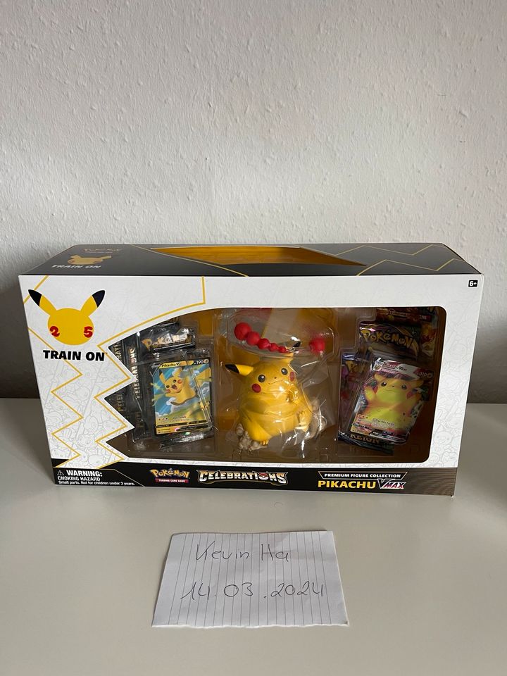 Celebrations: Premium Figure Collection Pikachu VMAX EN in Ipsheim