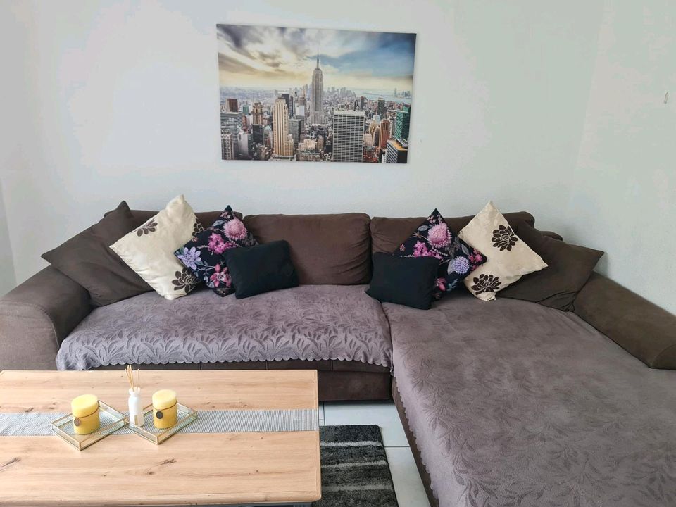 Sofa mit 2 Kissen in Hannover