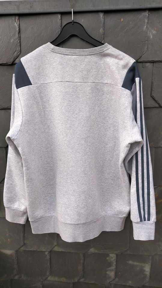 Adidas Sweatshirt L grau blau in Burscheid