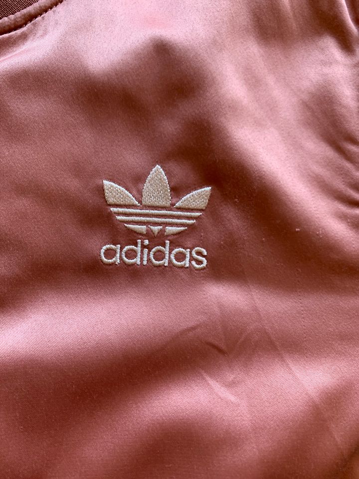 Adidas Frauen Bomberjacke 36 S Pastel Satin TT rosa (BR6623) in  Baden-Württemberg - Ulm | eBay Kleinanzeigen ist jetzt Kleinanzeigen