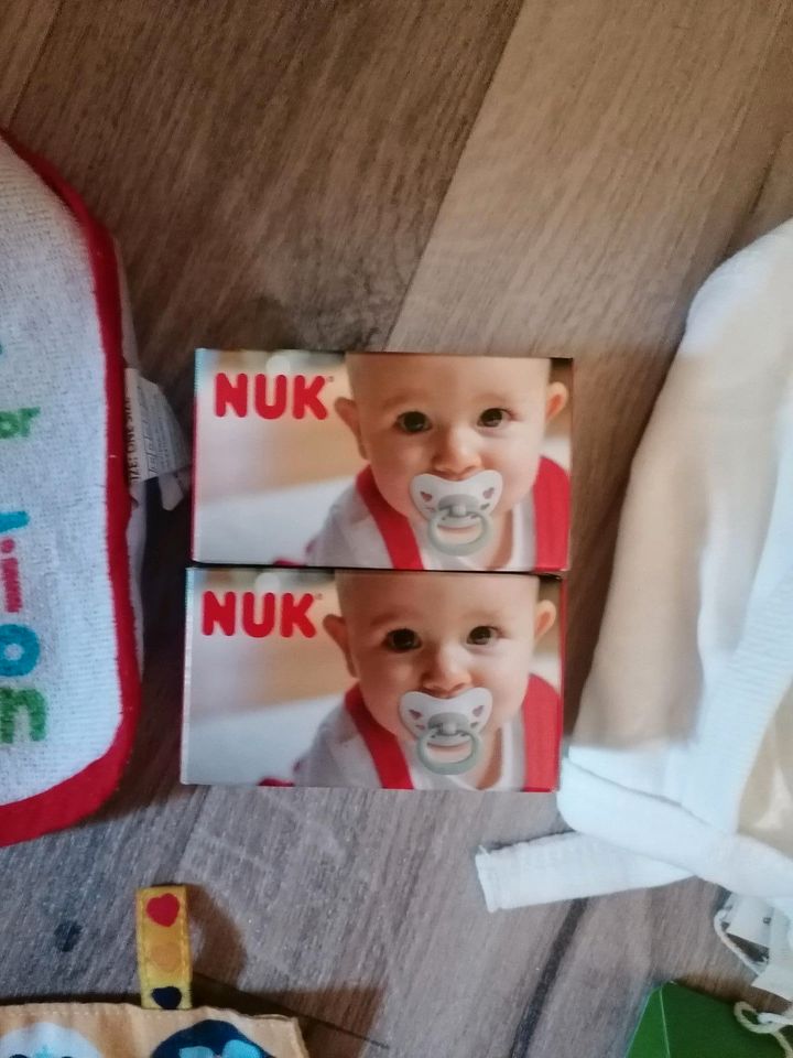 Babyset 2 NUK Schnuller Mütze Latz knistertuch tlw Neu in Leipzig