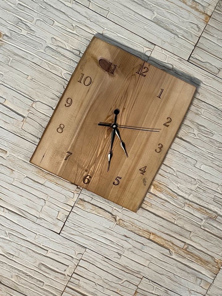 Wanduhr aus Holz mit Baumkante in L oder XL individuell gestaltet in Lagerlechfeld