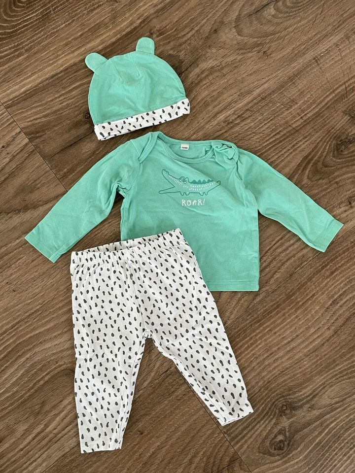 Baby Set aus Hose, Shirt und Mütze Größe 62/68 in Östringen