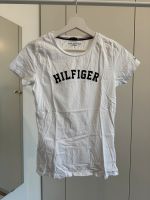 Weißes Tshirt mit Aufdruck von Tommy Hilfiger - Größe S Nordrhein-Westfalen - Lüdenscheid Vorschau