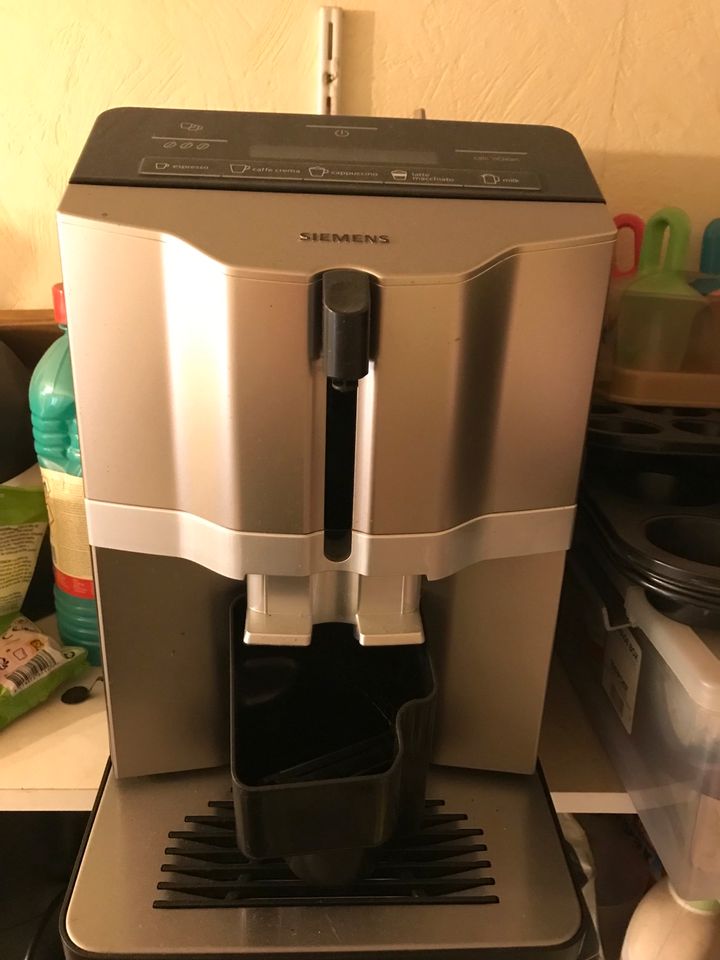 Kaffee Maschine vollautomat simens eq 300 in Bippen