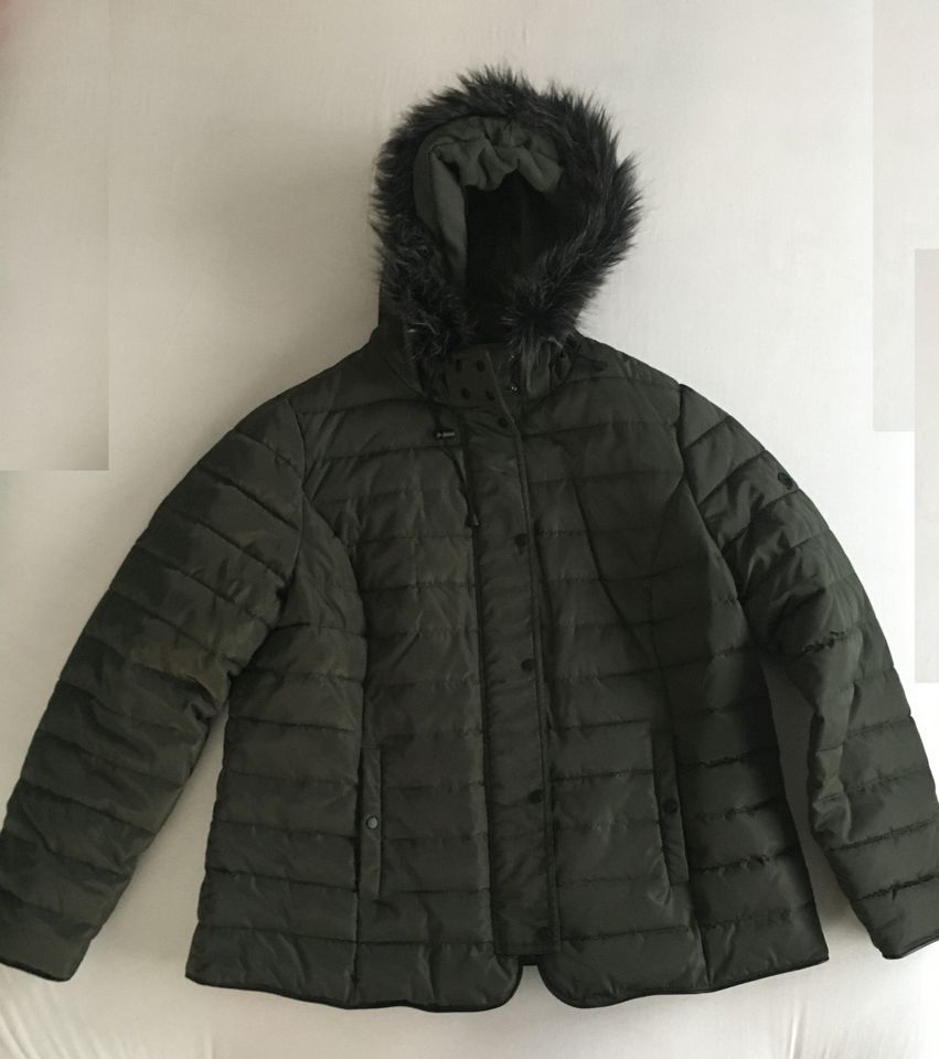 Laura Torelli Damen Winterjacke der Größe 44, olivgrün in Sulzbach a. Main