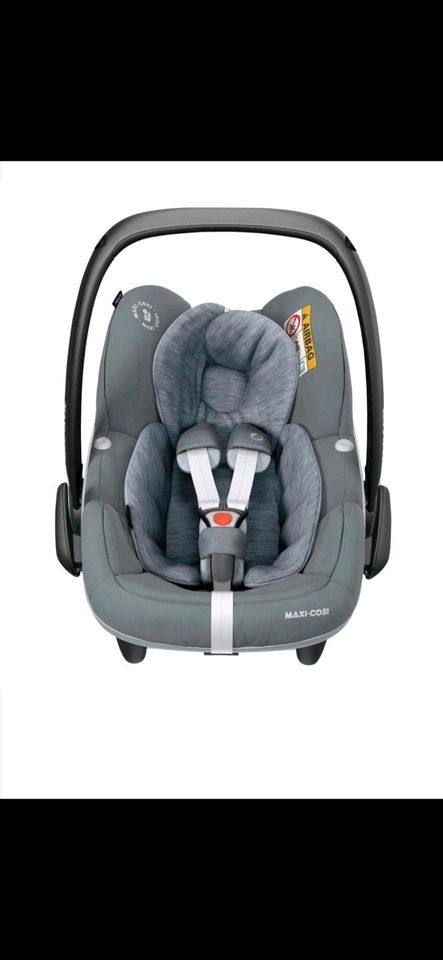 Maxi Cosi Pepple Pro i-Size Essential Grey INKL. BASE in Neuss