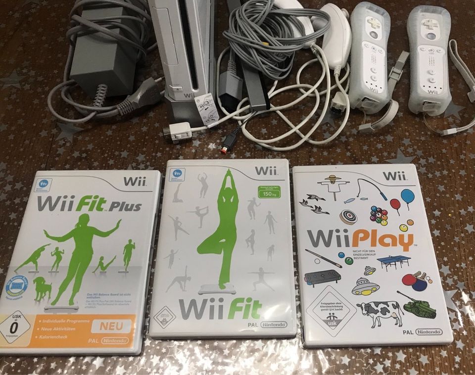 Nintendo Wii Konsole + Wii Fit und Wii Play in Köln